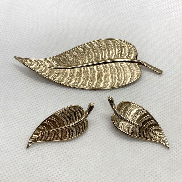 Vintage Bergere Signed Brooch &‎ Clip On Earrings Gold Tone Wavy Leaf Matching - Picture 1 of 9